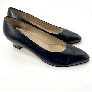 Salvatore Ferragamo classic black pumps 6C